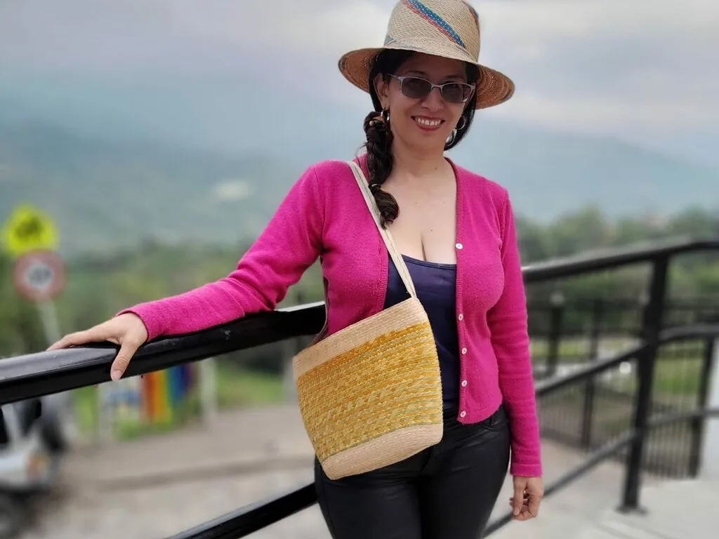 Live sex webcam photo for AlessiWood #276830938