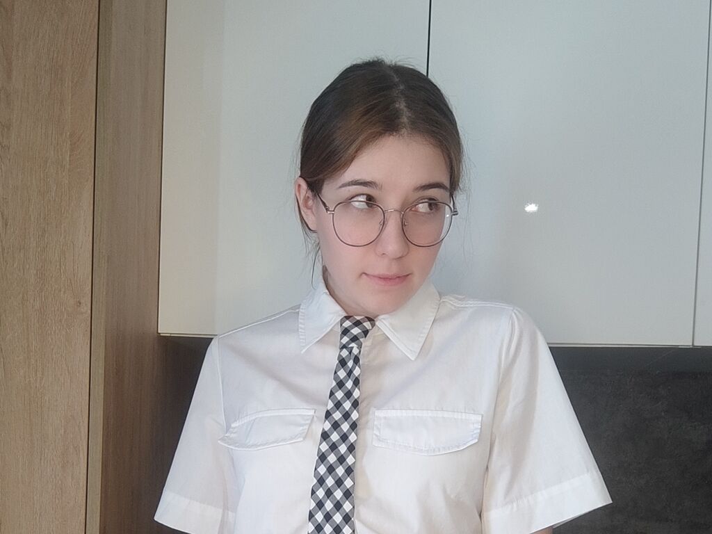 Live sex webcam photo for AliceHi #277844189