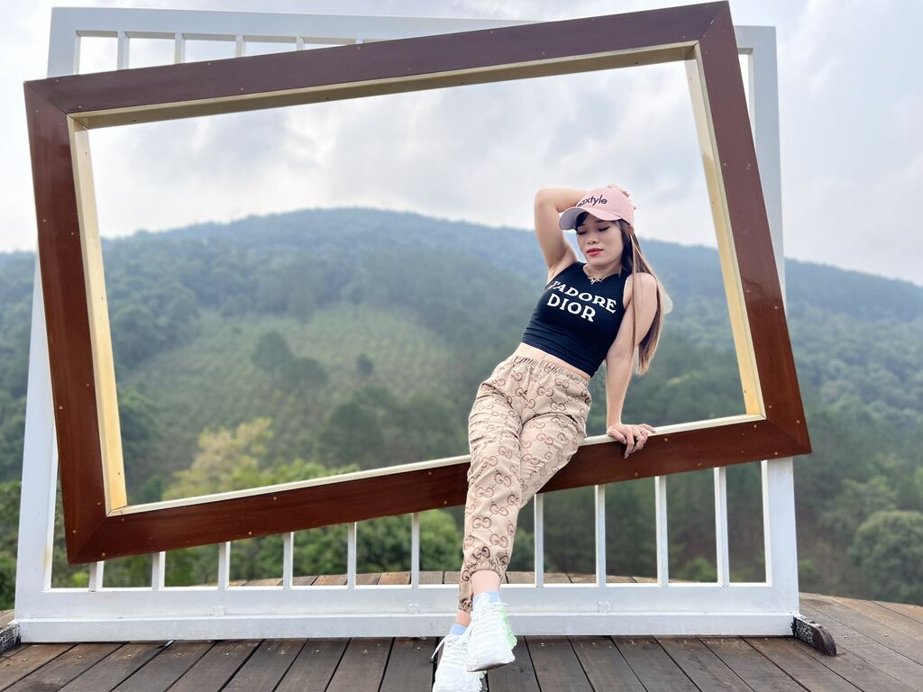 Live sex webcam photo for AliceLuria #275875732