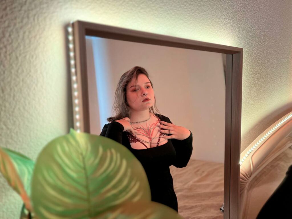 Live sex webcam photo for AliceeMcCoy #275867980