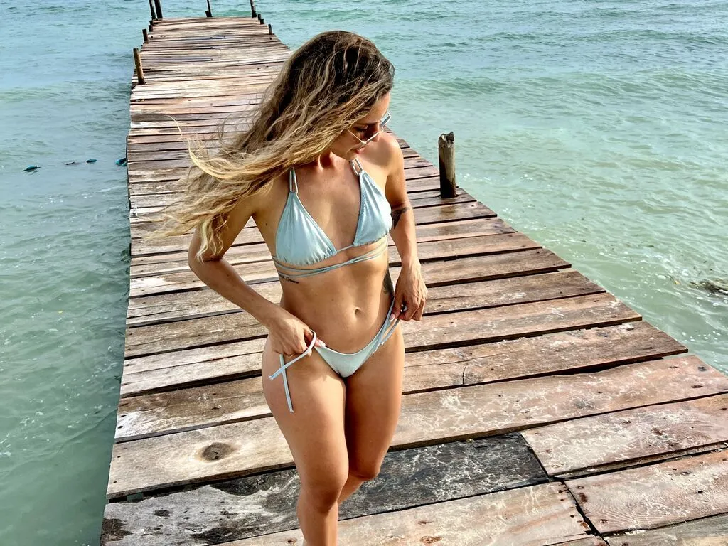 Live sex webcam photo for AliciaVegga #276654173