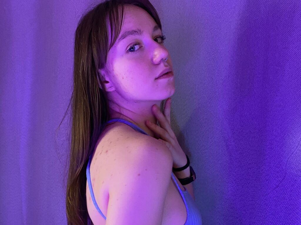 Live sex webcam photo for AliseKramar #277560013