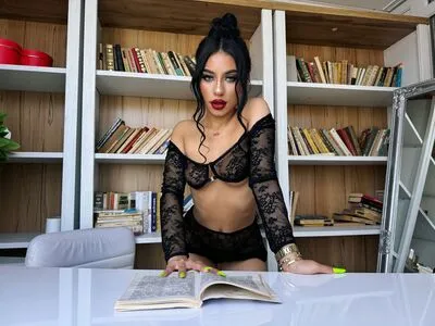 Live sex webcam photo for AmiraMilan #290158788