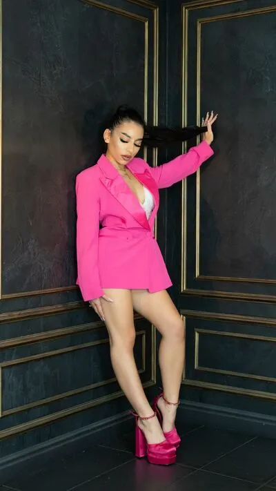 Live sex webcam photo for AmiraMilan #290158836