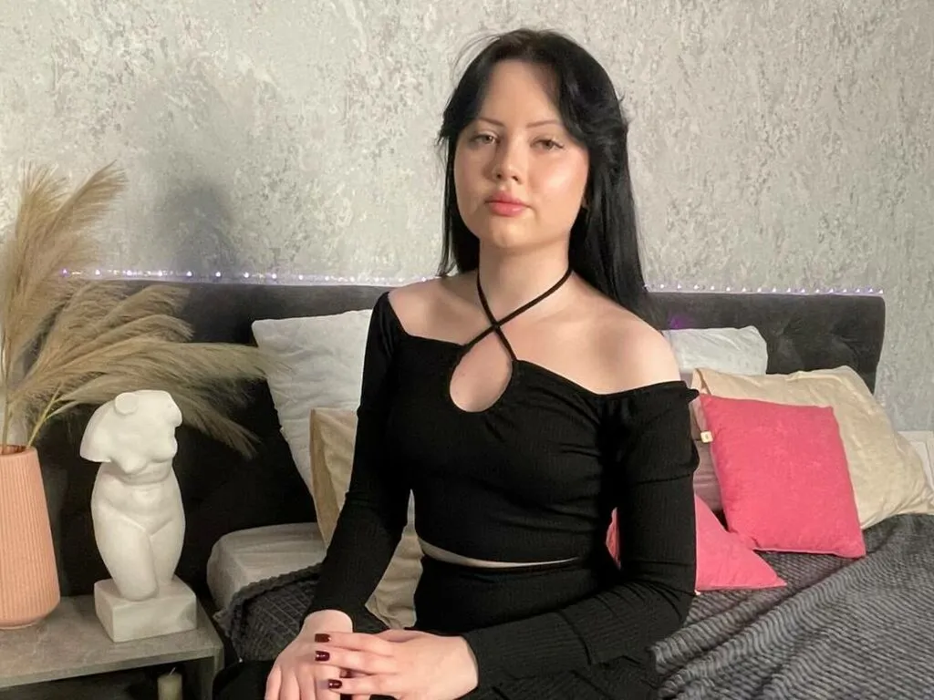 Live sex webcam photo for AmyLun #277885572
