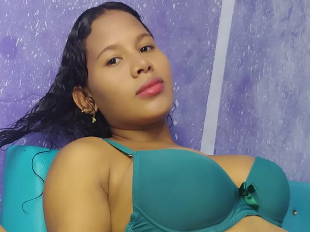 Live sex webcam photo for AndreaCaballero #275832684