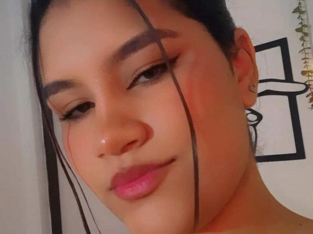 Live sex webcam photo for AnniesCarter #276705501