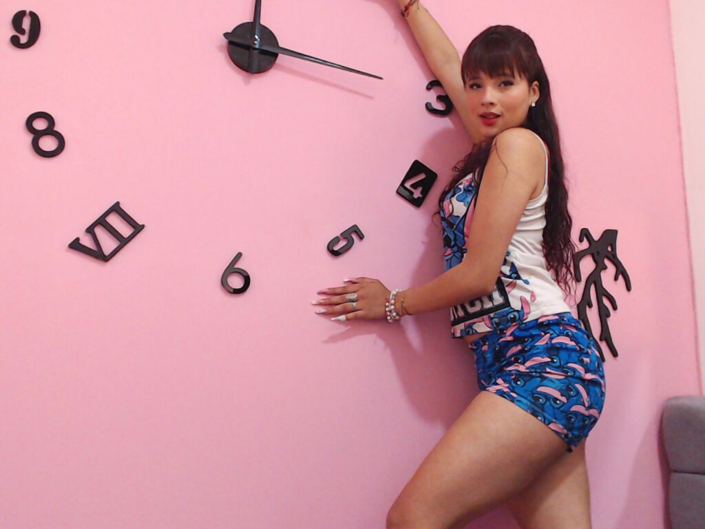 Live sex webcam photo for AriannaLambert #275808948