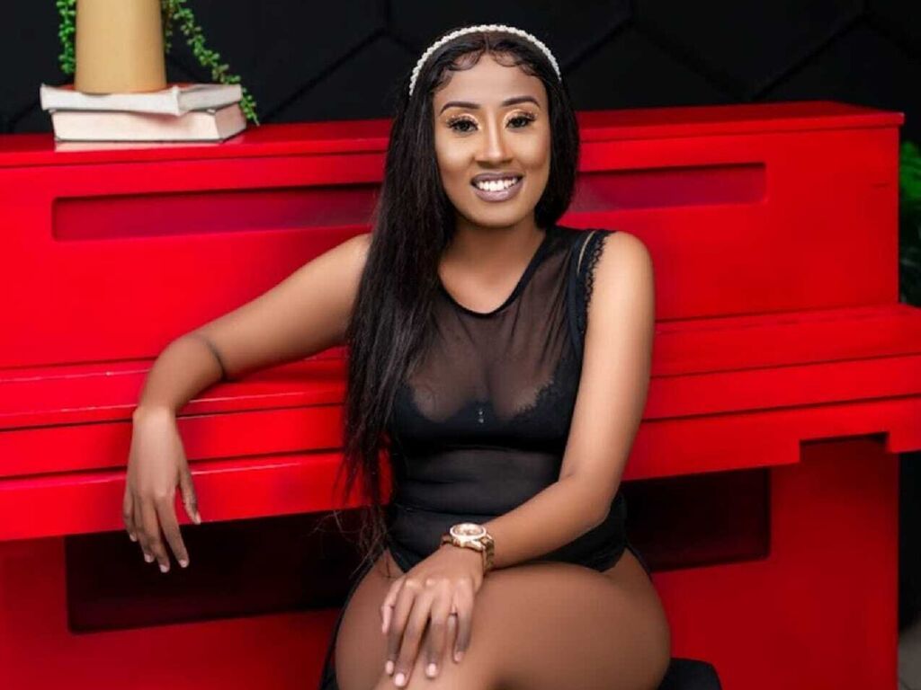 Live sex webcam photo for AyannaAdan #276164070