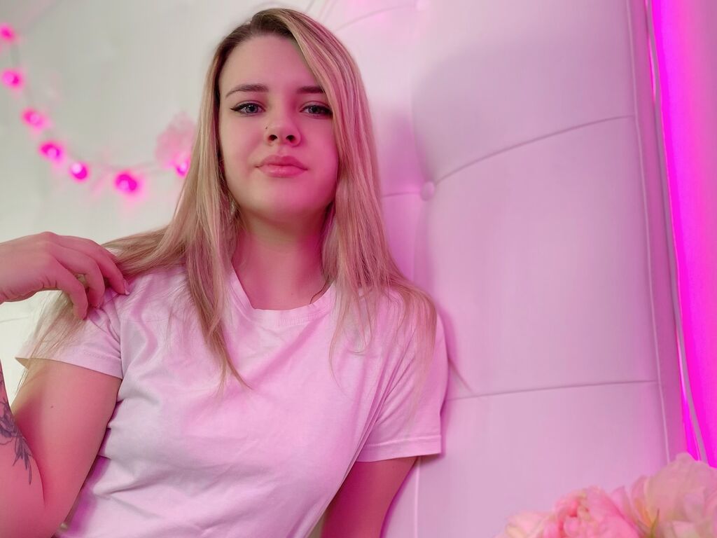 Live sex webcam photo for BonniMiln #277461365