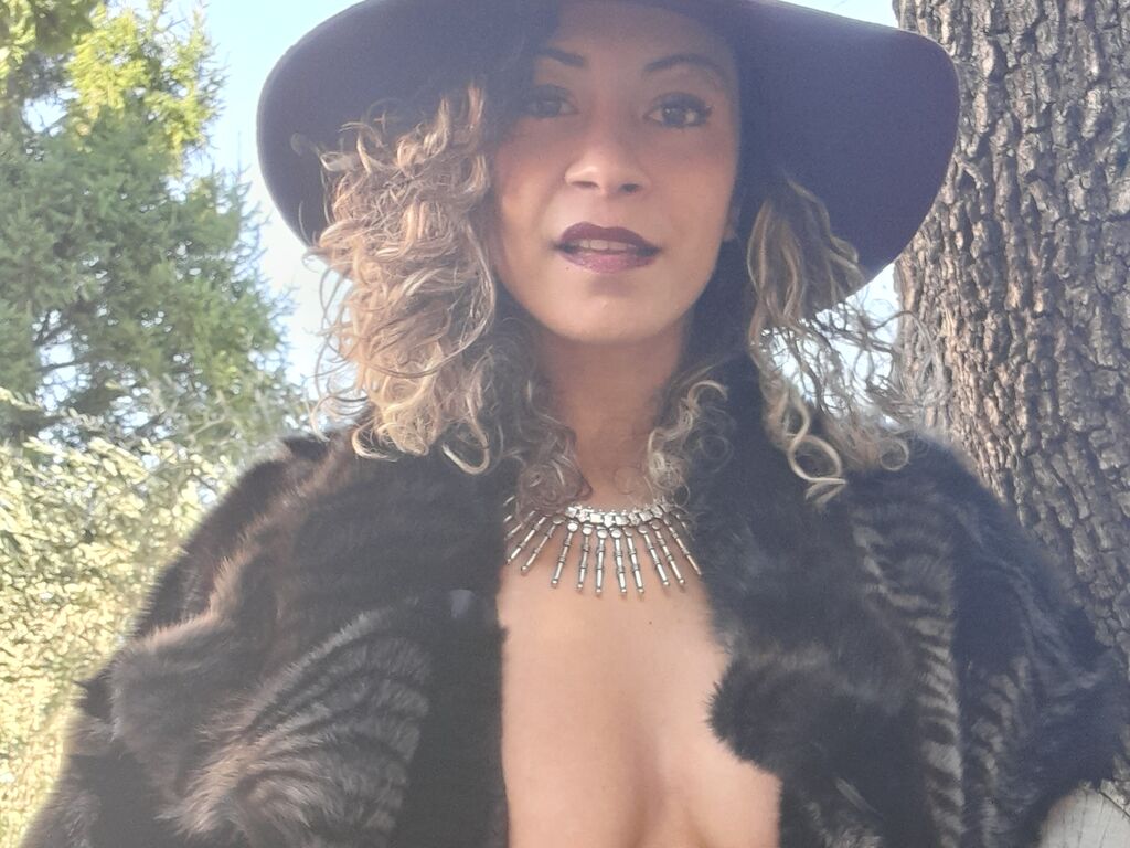 Live sex webcam photo for BrendaMclean #276435127