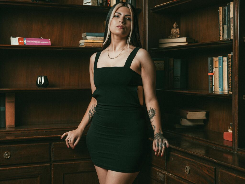 Live sex webcam photo for CandraMound #276152209