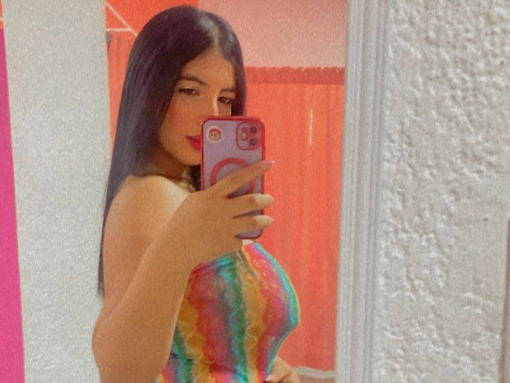 Live sex webcam photo for CanelaGrundy #277910560