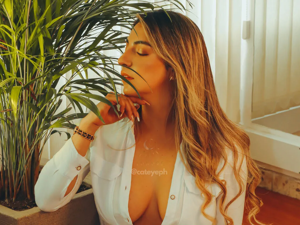 Live sex webcam photo for CarolinaGreyy