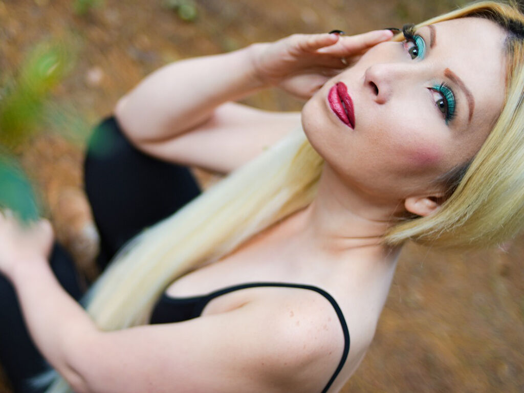 Live sex webcam photo for CassieThomas #276945284