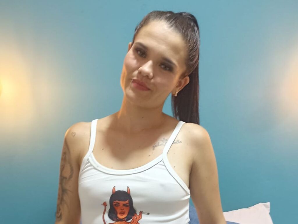 Live sex webcam photo for CharlotteKurt #278282308