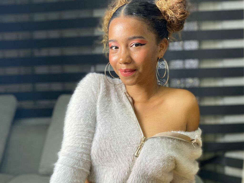 Live sex webcam photo for CintyaLars #276464666