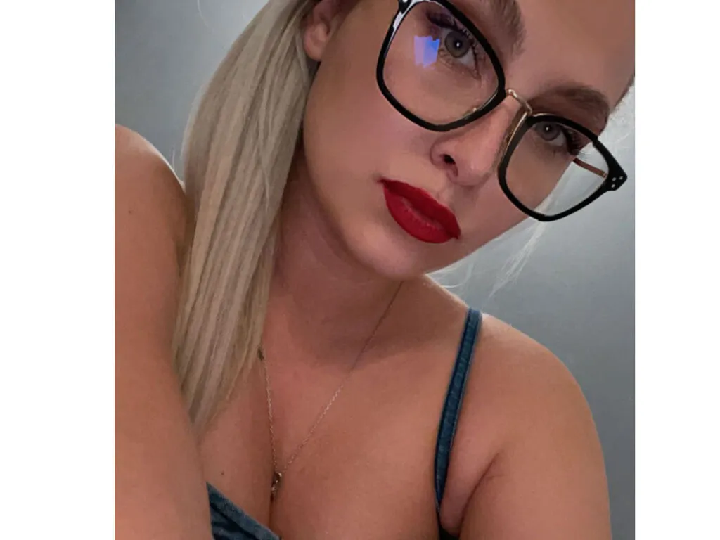 Live sex webcam photo for DenizEmel #275771021