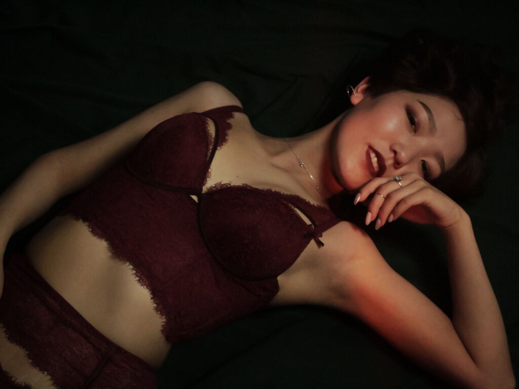 Live sex webcam photo for DianaEmery #277358626