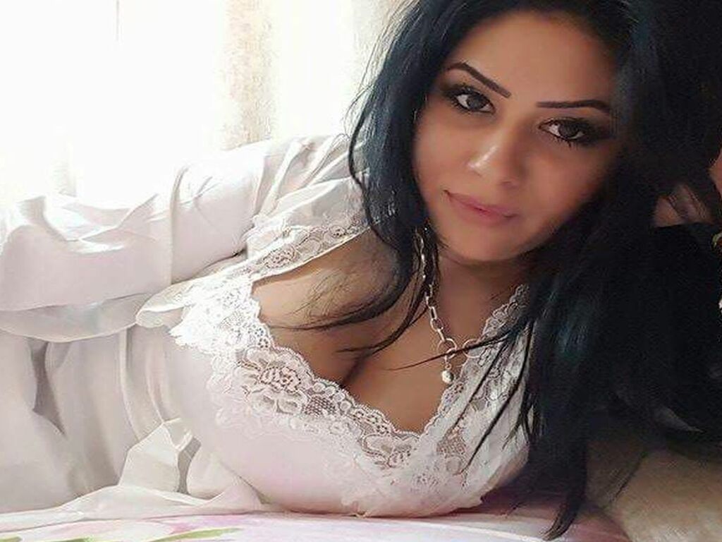 Live sex webcam photo for EllaMatthew #275879576