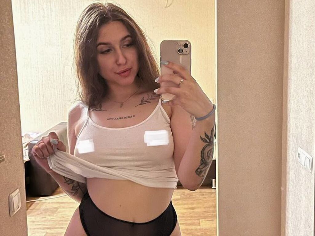 Live sex webcam photo for EllieLawson #276159945