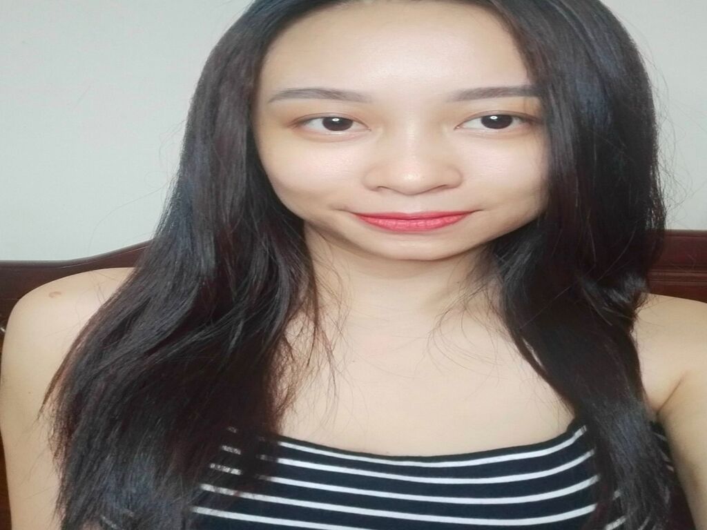 Live sex webcam photo for EllyKhanh #276473411