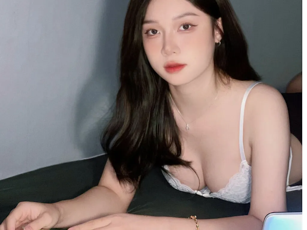 Live sex webcam photo for EllyNhu #276513843