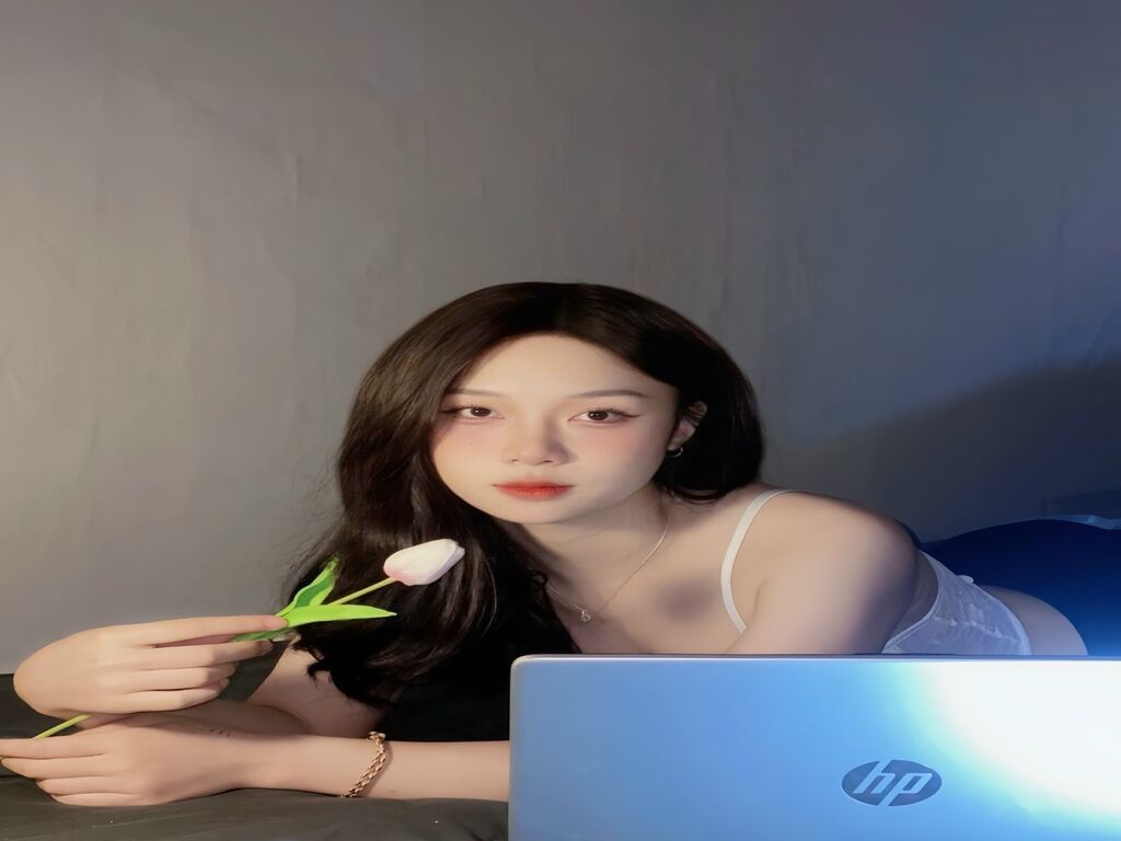 Live sex webcam photo for EllyQuynh #276464698