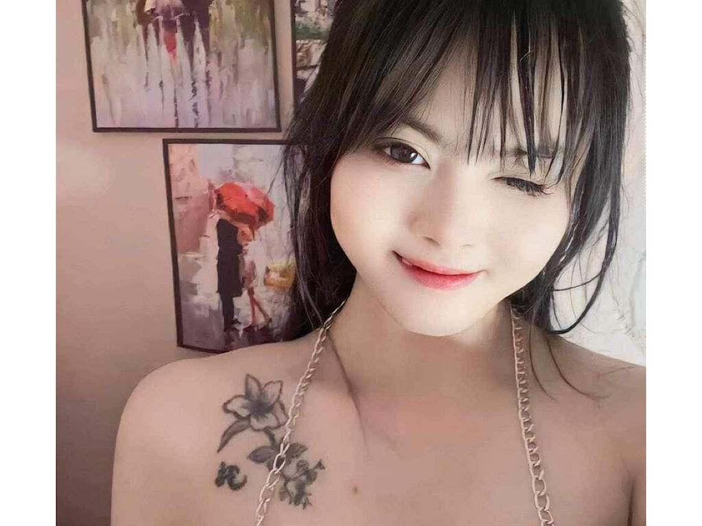 Live sex webcam photo for EllyTruc #276544857