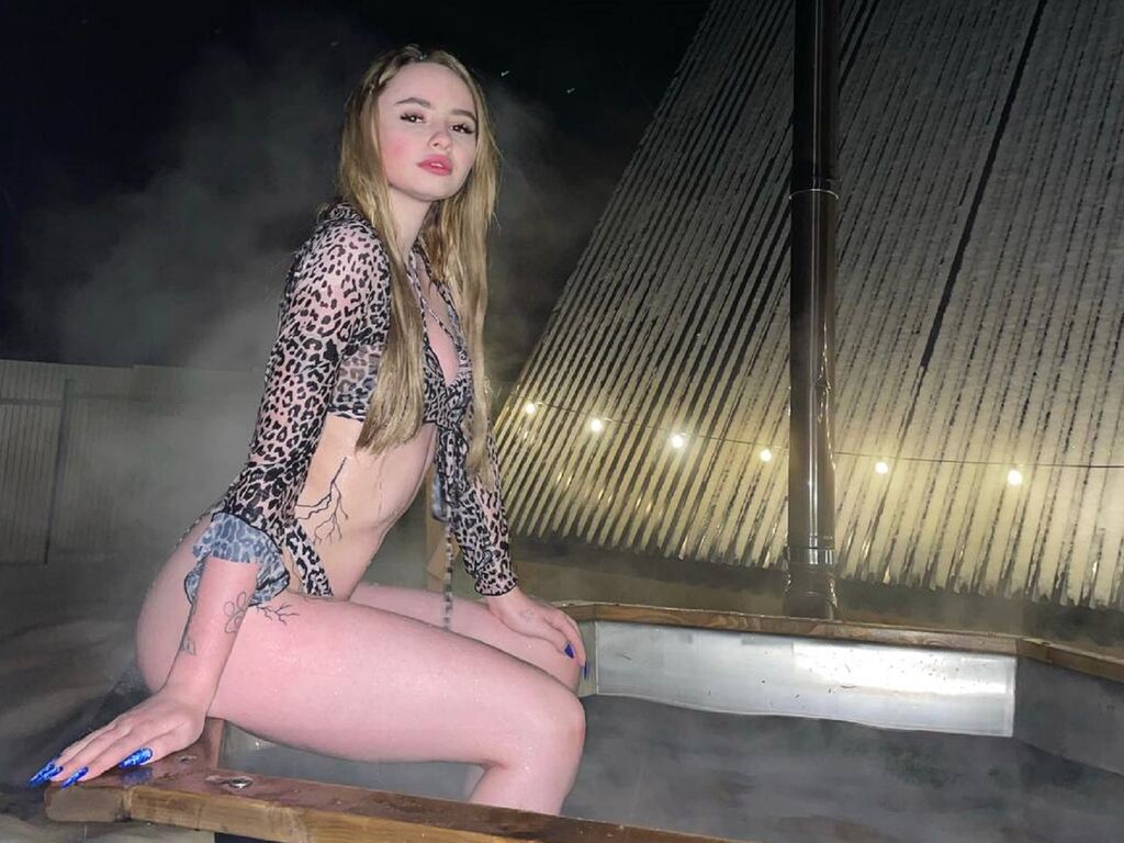 Live sex webcam photo for ElsaCold #278179325