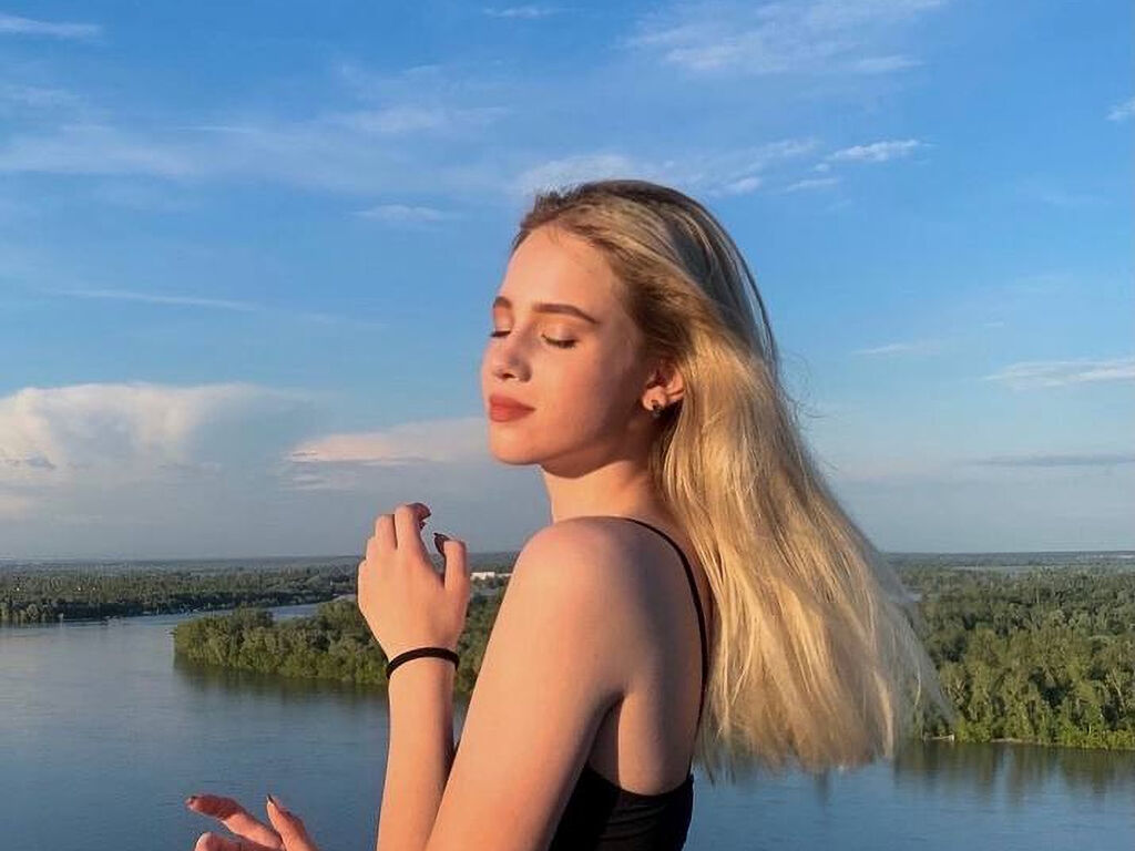 Live sex webcam photo for ElvaBach #277615554