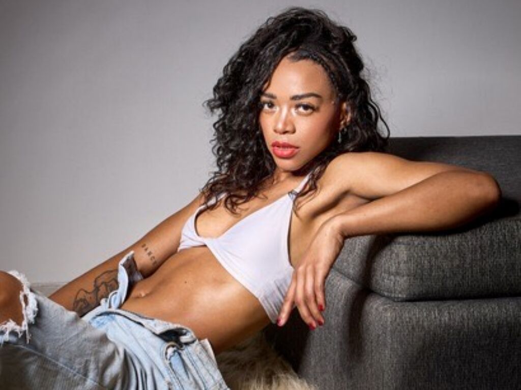 Live sex webcam photo for EmiWarneer #276613624