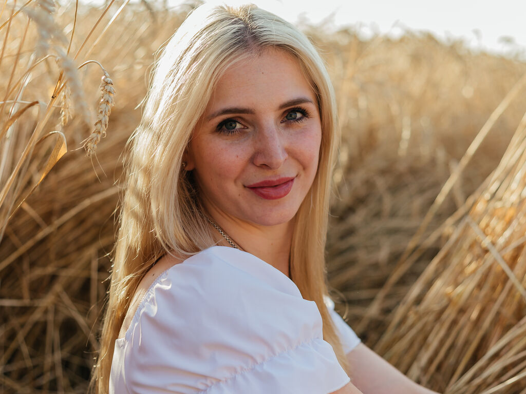 Live sex webcam photo for EmiliLense #277918796