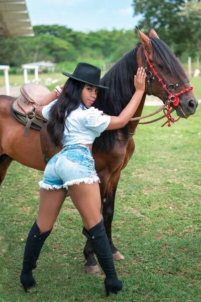 Live sex webcam photo for EmilyKorz #290158090