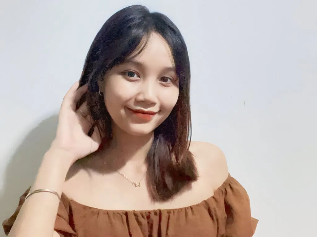 Live sex webcam photo for EmilyNana #276316835