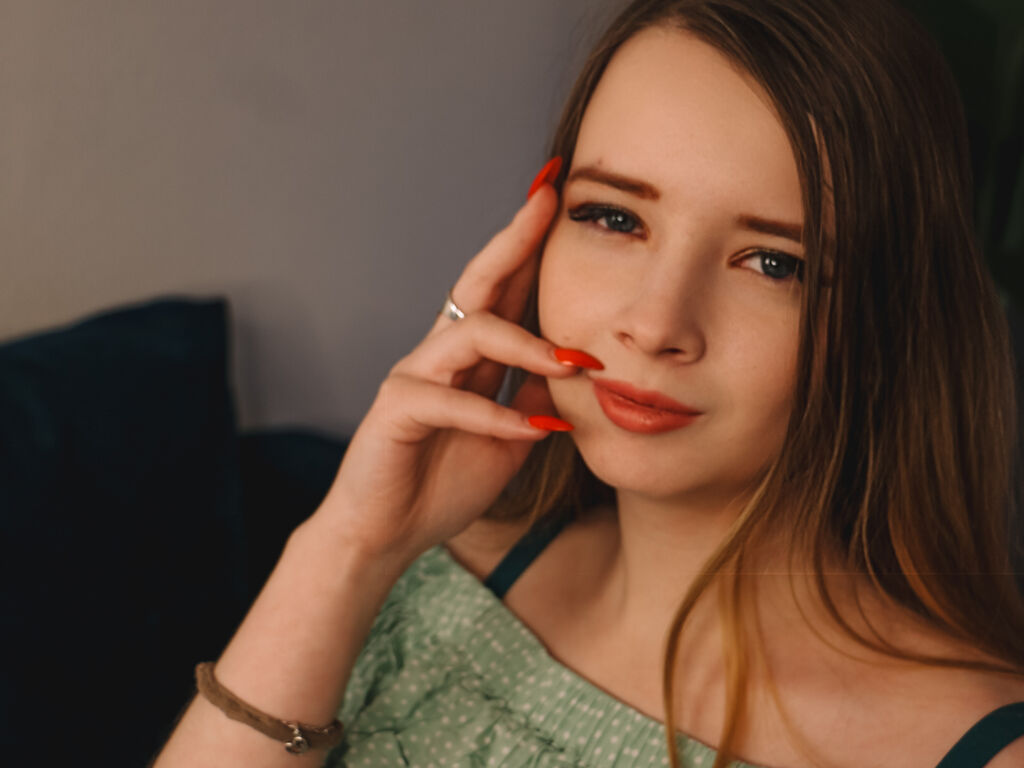 Live sex webcam photo for EmilyRodham #277378493