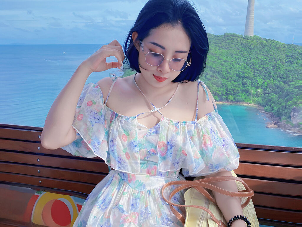 Live sex webcam photo for EmilyTrag #276466250