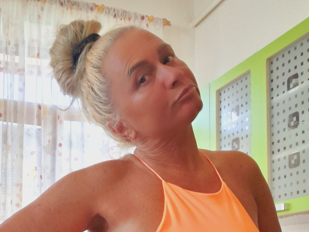 Live sex webcam photo for Eugesi #275783921