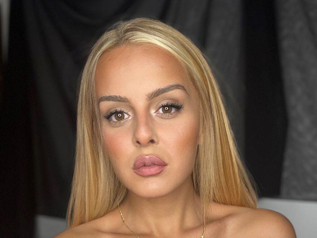 Live sex webcam photo for GinaVon #277311949