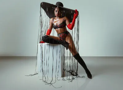 Live sex webcam photo for GiselleMina #290127585