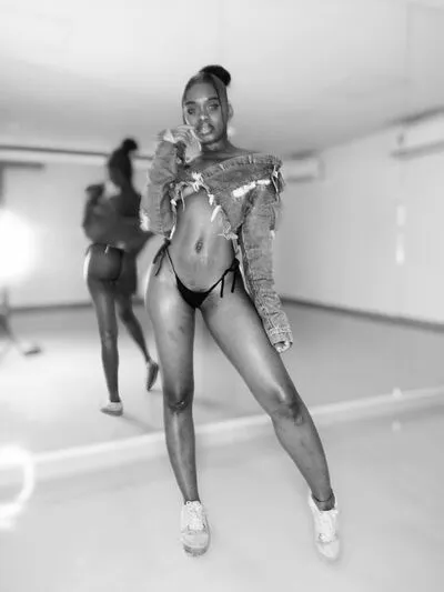 Live sex webcam photo for GiselleMina #290127600