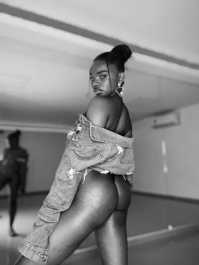 Live sex webcam photo for GiselleMina #290127602