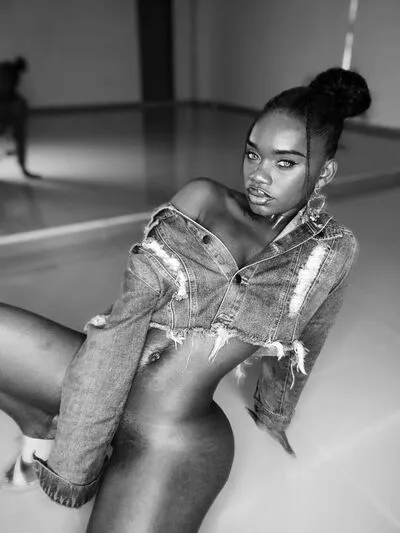 Live sex webcam photo for GiselleMina #290127604