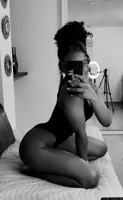 Live sex webcam photo for GiselleMina #290127607