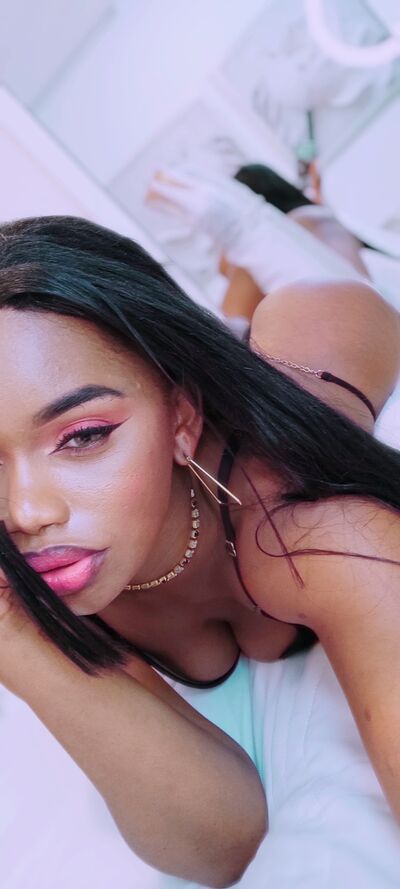 Live sex webcam photo for GiselleMina #290127662