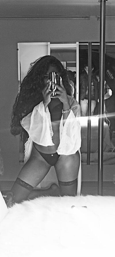 Live sex webcam photo for GiselleMina #290127711