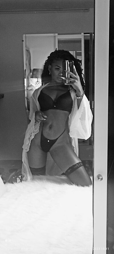 Live sex webcam photo for GiselleMina #290127712