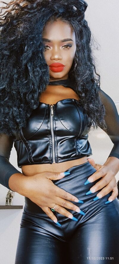 Live sex webcam photo for GiselleMina #290127722