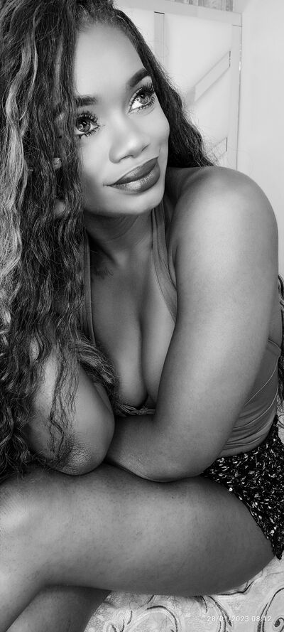 Live sex webcam photo for GiselleMina #290127729