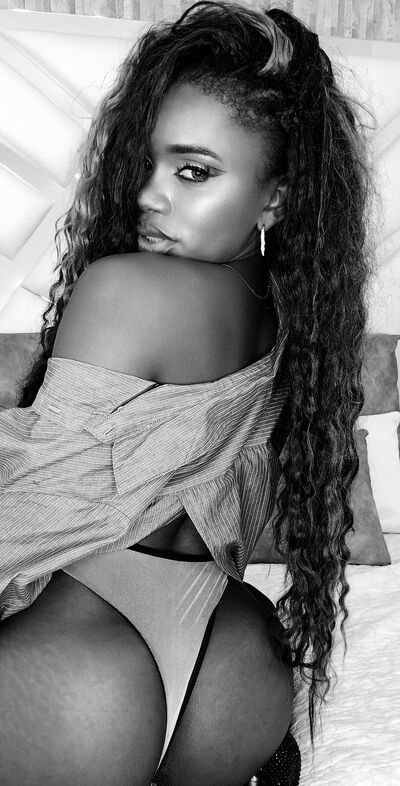 Live sex webcam photo for GiselleMina #290127730